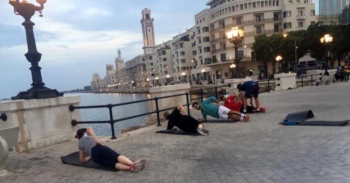 In gruppo, all'aperto, seguiti da un istruttore: a Bari spopola la "palestra d'estate"